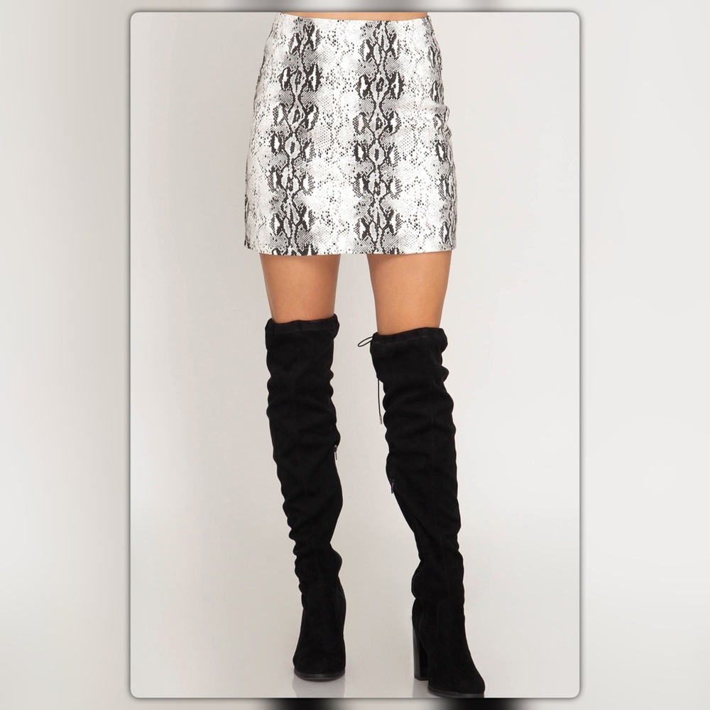 Black and White Snakeskin Mini Skirt - Picture 3 of 6